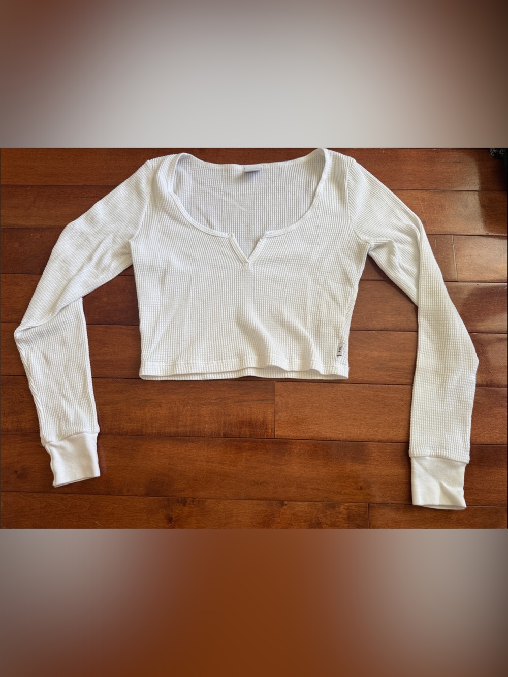 Aritzia TNA White Waffle Knit Long Sleeve V-Neck Cropped Top size S
